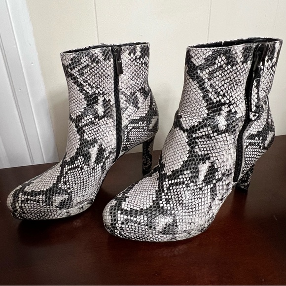 Naturalizer Women Tiana Ankle Boots leather upper alabaster snake EUC worn once - Picture 3 of 12